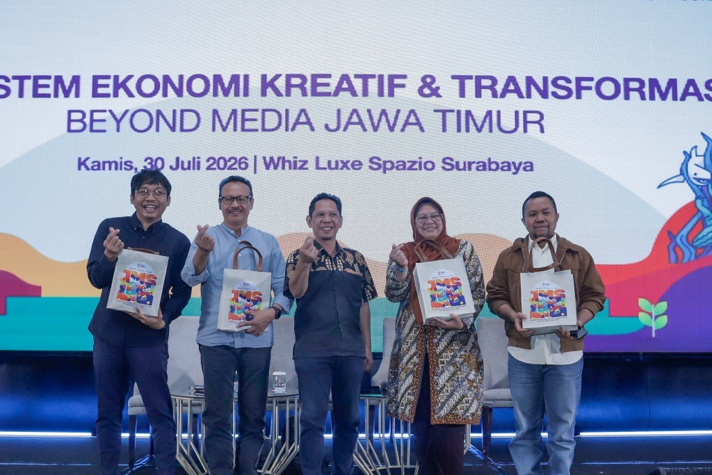 Suasana sesi penutup Jatim Media Summit 2026 di Surabaya yang membahas tantangan kredibilitas media di era kecerdasan buatan (AI).