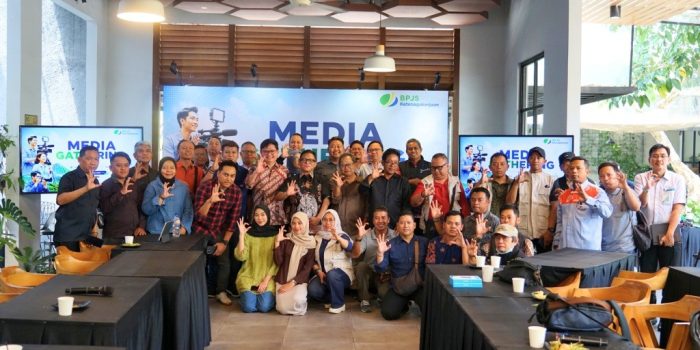 Direktur Utama dan Kakanwil BPJS Ketenagakerjaan Jatim berdiskusi dengan jurnalis dalam Media Gathering di Malang.