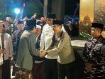 Gus Iqdam bersalaman erat dengan Wakil Bupati Pacitan Gagarin Sumrambah dan Kapolres Pacitan saat tiba di lokasi peresmian Yayasan Pendidikan Islam Nurul Azhar di Desa Sooka