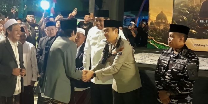 Gus Iqdam bersalaman erat dengan Wakil Bupati Pacitan Gagarin Sumrambah dan Kapolres Pacitan saat tiba di lokasi peresmian Yayasan Pendidikan Islam Nurul Azhar di Desa Sooka