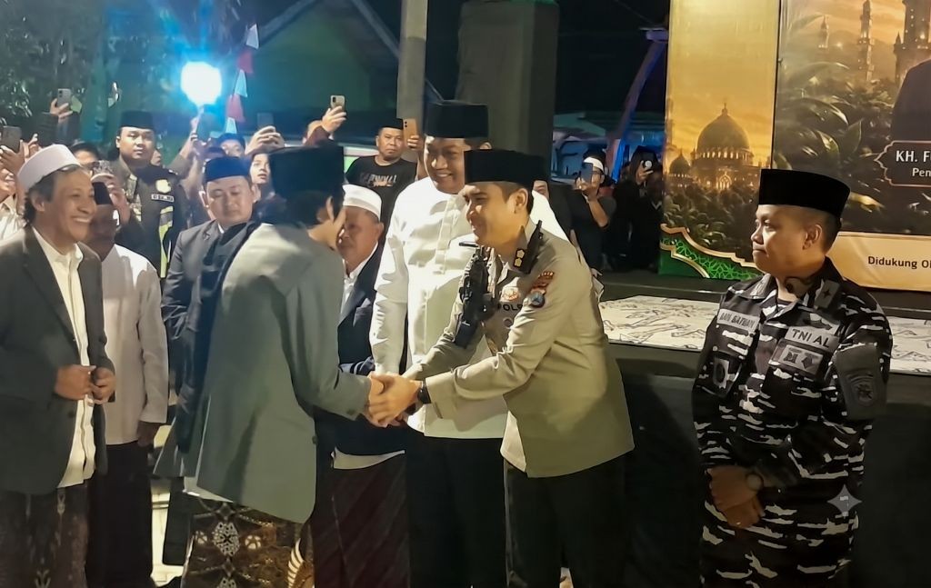 peresmian-yayasan-nurul-azhar-sooka-pacitan-gus-iqdam.jpg Gus Iqdam bersalaman erat dengan Wakil Bupati Pacitan Gagarin Sumrambah dan Kapolres Pacitan saat tiba di lokasi peresmian Yayasan Pendidikan Islam Nurul Azhar di Desa Sooka