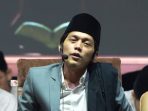 Gus Iqdam sedang menyampaikan tausiah di atas panggung utama pengajian akbar peresmian Yayasan Pendidikan Islam Nurul Azhar di Lapangan Gelora Bung Harto, Desa Sooka, Pacitan.