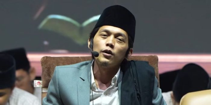 Gus Iqdam sedang menyampaikan tausiah di atas panggung utama pengajian akbar peresmian Yayasan Pendidikan Islam Nurul Azhar di Lapangan Gelora Bung Harto, Desa Sooka, Pacitan.
