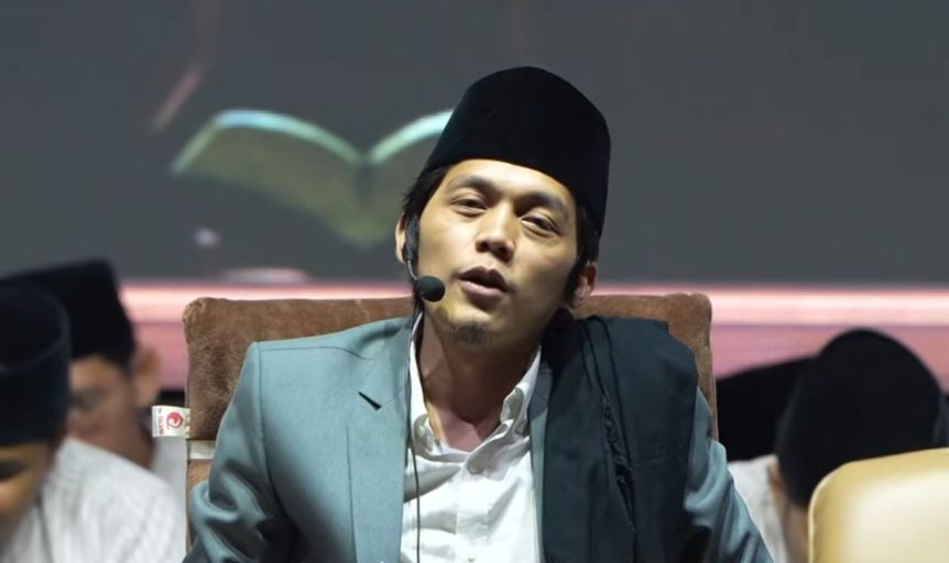 tausiah-gus-iqdam-peresmian-yayasan-nurul-azhar-sooka-pacitan.jpg Gus Iqdam sedang menyampaikan tausiah di atas panggung utama pengajian akbar peresmian Yayasan Pendidikan Islam Nurul Azhar di Lapangan Gelora Bung Harto, Desa Sooka, Pacitan.