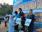 Atlet Paralayang Putri Pacitan Juara Kejurda Jatim 2026 Tiga atlet putri paralayang asal Pacitan tersenyum memegang medali juara Kejurda Jatim 2026.