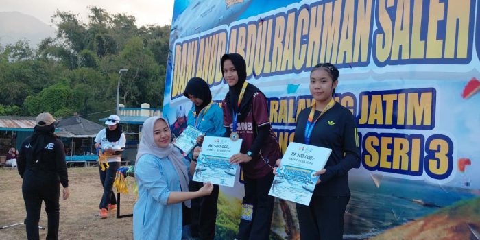 Tiga atlet putri paralayang asal Pacitan tersenyum memegang medali juara Kejurda Jatim 2026.
