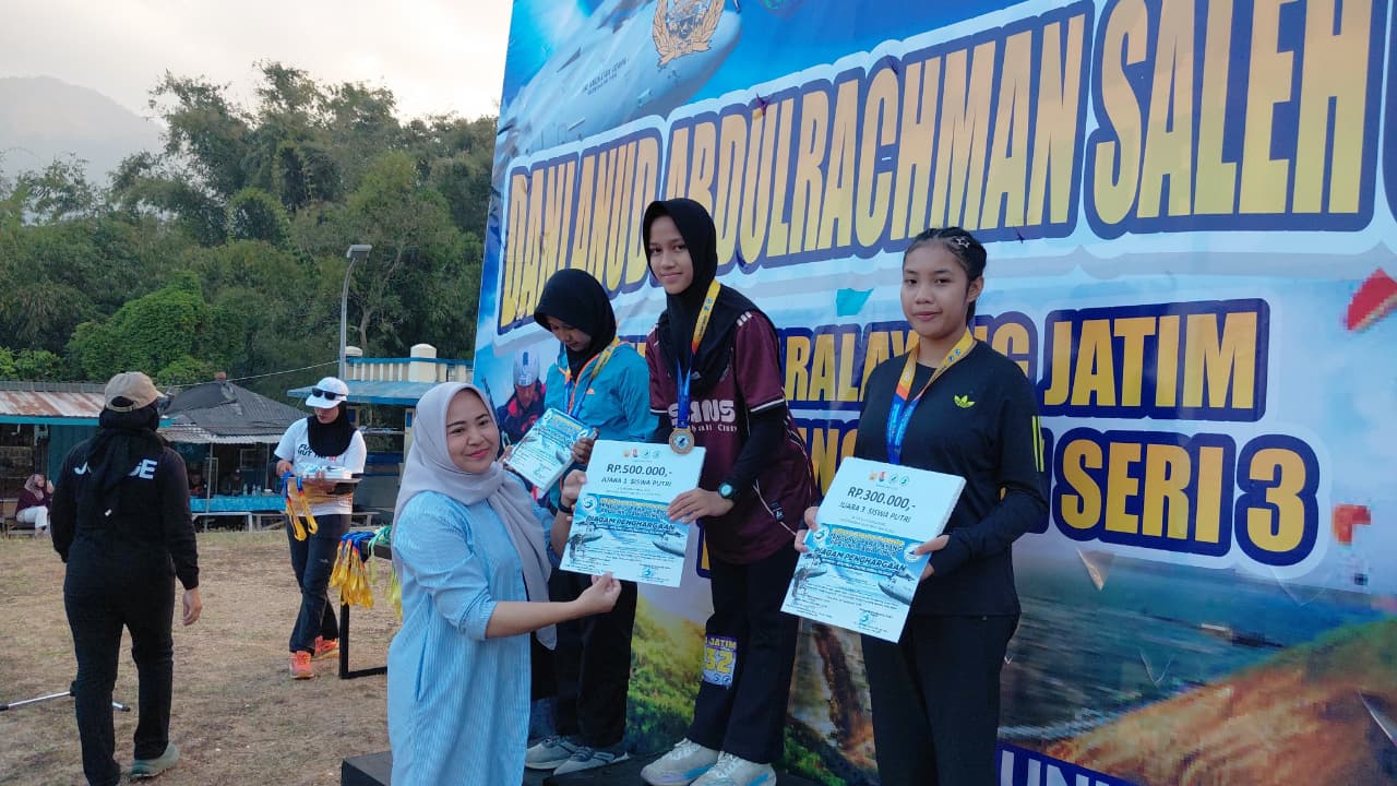 Atlet Paralayang Putri Pacitan Juara Kejurda Jatim 2026 Tiga atlet putri paralayang asal Pacitan tersenyum memegang medali juara Kejurda Jatim 2026.