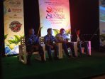 Dialog Pariwisata Sunset to Sunrise Pacitan. Panel diskusi pariwisata membahas strategi meningkatkan lama tinggal wisatawan di Pantai Pancer Dorr, Pacitan.