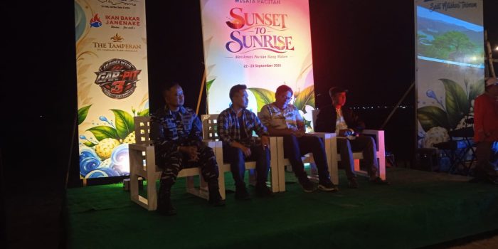 Panel diskusi pariwisata membahas strategi meningkatkan lama tinggal wisatawan di Pantai Pancer Dorr, Pacitan.