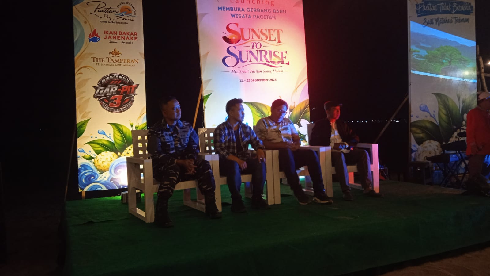 Panel diskusi pariwisata membahas strategi meningkatkan lama tinggal wisatawan di Pantai Pancer Dorr, Pacitan.