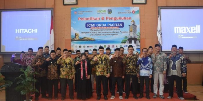 Foto bersama jajaran pengurus baru ICMI Orda Pacitan periode 2026-2031 usai prosesi pelantikan di Gedung Karya Dharma.