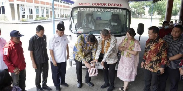 Penyerahan hibah mobil UDD dari Konjen Jepang kepada PMI Pacitan melalui fasilitasi WABPIM di Pendopo Kabupaten.