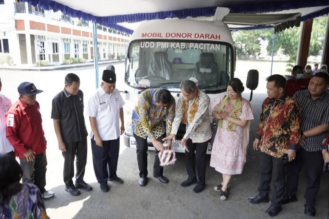 Hibah Mobil UDD Konjen Jepang untuk PMI Pacitan Penyerahan hibah mobil UDD dari Konjen Jepang kepada PMI Pacitan melalui fasilitasi WABPIM di Pendopo Kabupaten.