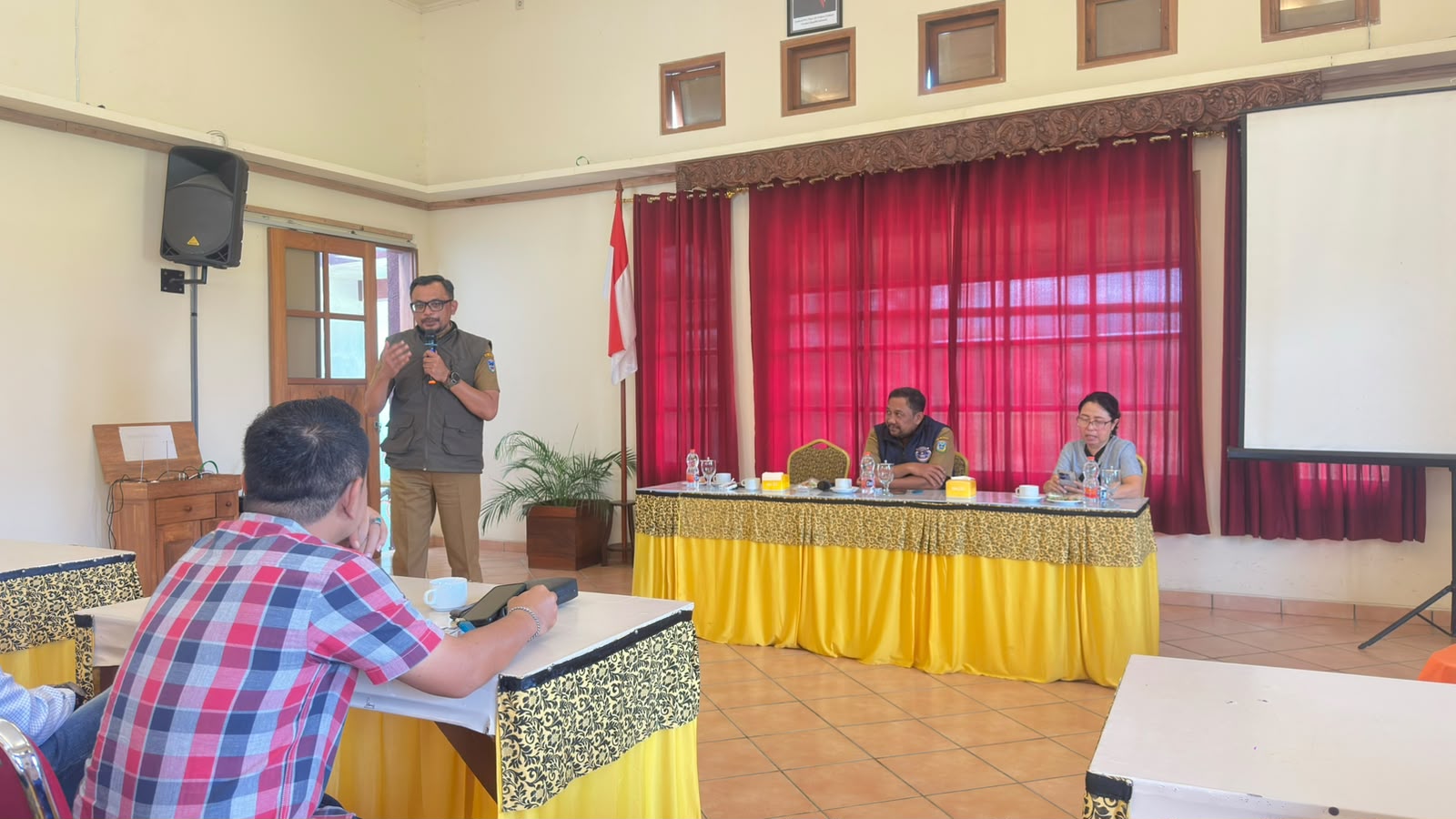 Kepala Dinas Pendidikan Pacitan Khemal Pandu Pratikna sedang berbicara dan berdiskusi dengan para anggota Asosiasi Pelaku dan Pegiat Pariwisata Pacitan.