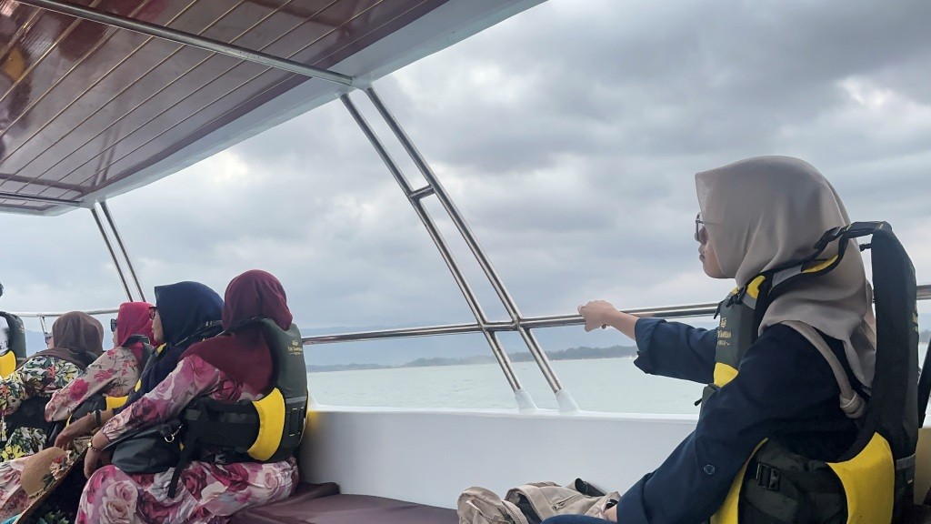 Wisatawan menaiki kapal wisata The Tamperan Cruise dengan fasilitas keselamatan lengkap saat membelah ombak Teluk Pacitan.