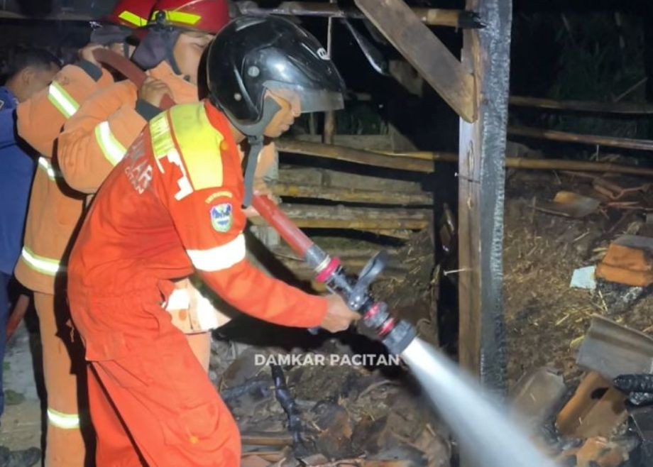 Kebakaran Kandang Sapi di Pringkuku Pacitan Akibat Api Bediang Petugas Damkar Pacitan melakukan pembasahan di lokasi kebakaran kandang sapi di Pringkuku.