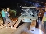 Kondisi mobil Honda CRV hitam yang ringsek usai menabrak pondasi pagar di selokan Jalan Alternatif Pacitan-Pringkuku.