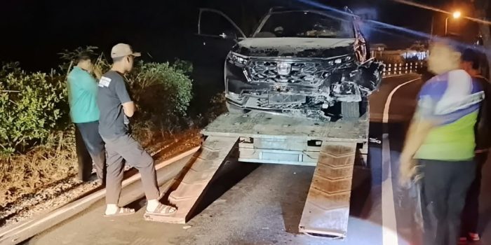Kondisi mobil Honda CRV hitam yang ringsek usai menabrak pondasi pagar di selokan Jalan Alternatif Pacitan-Pringkuku.