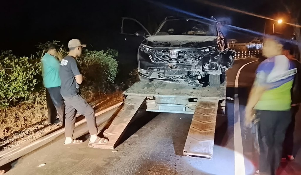 Kondisi mobil Honda CRV hitam yang ringsek usai menabrak pondasi pagar di selokan Jalan Alternatif Pacitan-Pringkuku.