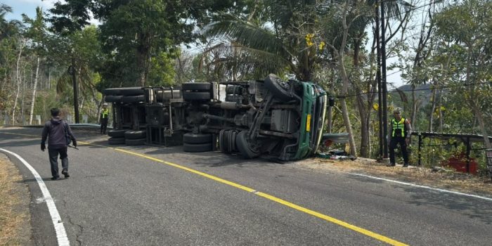 Truk Hino roda 14 warna hijau menabrak pembatas jalan di tikungan Jatisari Donorojo Pacitan.