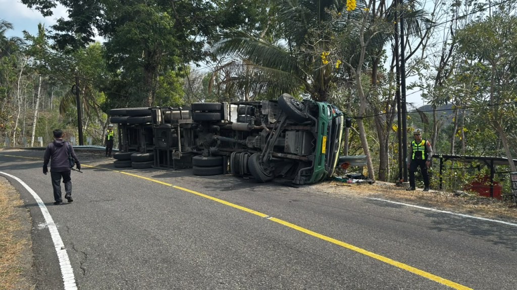Kecelakaan Tunggal Truk di Jalur Pacitan-Solo Truk Hino roda 14 warna hijau menabrak pembatas jalan di tikungan Jatisari Donorojo Pacitan.