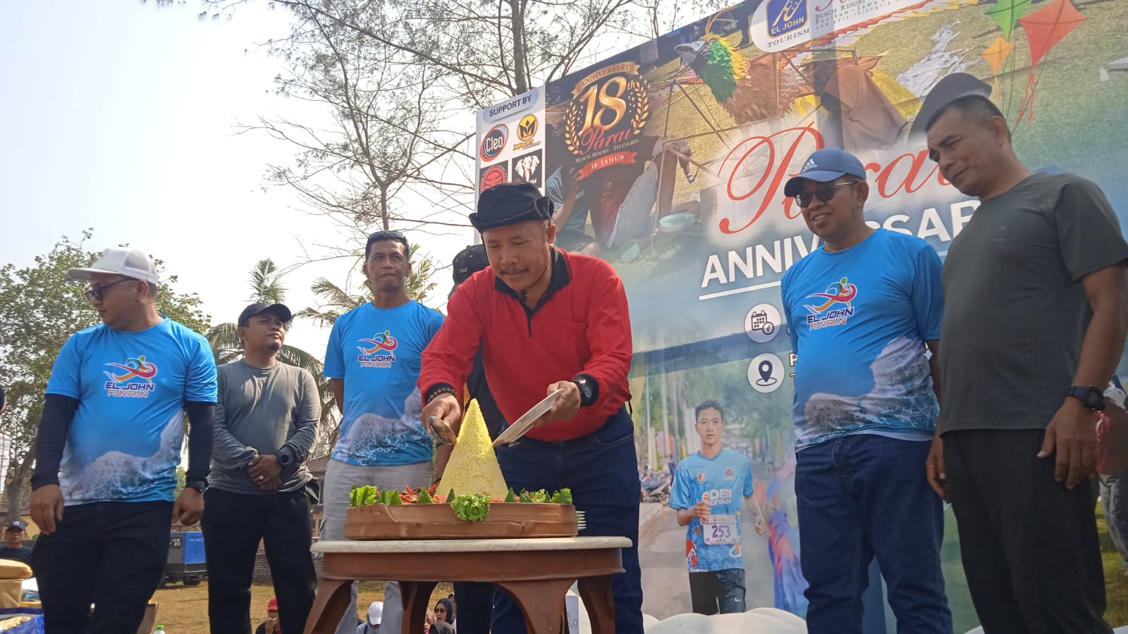 Kemeriahan Fun Run HUT ke-18 Parai Beach Resort Teleng Ria. Ratusan peserta antusias mengikuti Fun Run 5K di kawasan Parai Beach Resort Teleng Ria Pacitan.