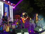 Penampilan musisi dalam acara musik Lowrock Session di kawasan 0 KM Lorok, Ngadirojo, Pacitan.