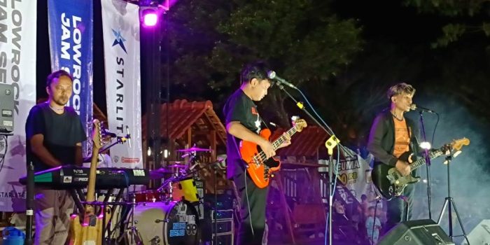 Penampilan musisi dalam acara musik Lowrock Session di kawasan 0 KM Lorok, Ngadirojo, Pacitan.