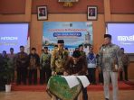Ketua Umum ICMI Jatim Pitono Nugroho menyaksikan Ketua Umum ICMI Pacitan Subiyanto Munir menandatangani naskah berita acara pengukuhan pengurus periode 2026-2031 di Gedung Karya Dharma Pacitan.