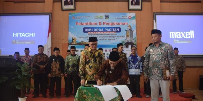 Ketua Umum ICMI Jatim Pitono Nugroho menyaksikan Ketua Umum ICMI Pacitan Subiyanto Munir menandatangani naskah berita acara pengukuhan pengurus periode 2026-2031 di Gedung Karya Dharma Pacitan.
