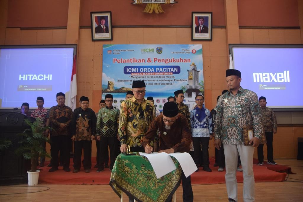 Ketua ICMI Jatim Saksikan Penandatanganan Pengukuhan ICMI Pacitan Ketua Umum ICMI Jatim Pitono Nugroho menyaksikan Ketua Umum ICMI Pacitan Subiyanto Munir menandatangani naskah berita acara pengukuhan pengurus periode 2026-2031 di Gedung Karya Dharma Pacitan.