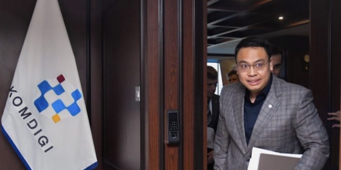Wakil Menteri Komdigi Angga Raka Prabowo memberikan keterangan soal hoaks pemadaman internet.