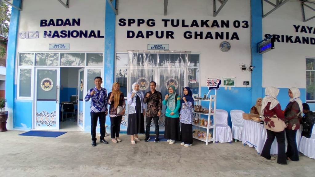 Rapat koordinasi pengawasan Program Makan Bergizi Gratis di aula SPPG Tulakan Dapur Ghania, Pacitan.