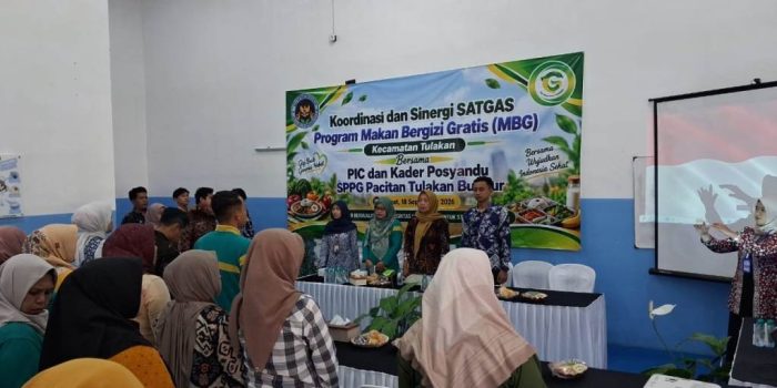 Rapat koordinasi pengawasan Program Makan Bergizi Gratis di aula SPPG Tulakan Dapur Ghania, Pacitan.