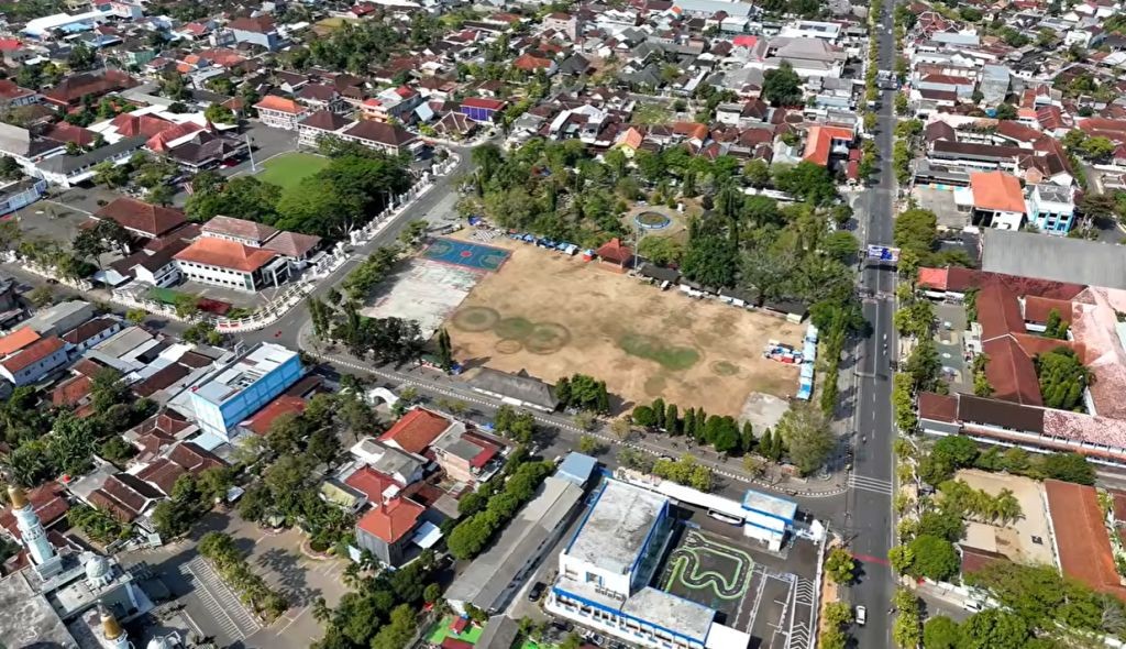 Pemandangan udara pusat Kota Pacitan dan kawasan alun-alun yang tertata rapi, asri, dan lengang dari kemacetan lalu lintas.
