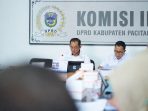 Ketua Komisi II DPRD Pacitan Rudi Handoko memberikan keterangan terkait penanganan kasus ISPA di Pacitan.