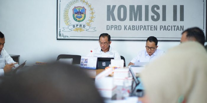 Ketua Komisi II DPRD Pacitan Rudi Handoko memberikan keterangan terkait penanganan kasus ISPA di Pacitan.