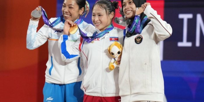 Luluk Diana Tri Wijayana, atlet asal Punung Pacitan, mengangkat beban di Asian Games 2026.