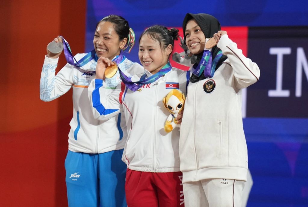 Luluk Diana Atlet Pacitan Rebut Perunggu Asian Games 2026 Luluk Diana Tri Wijayana, atlet asal Punung Pacitan, mengangkat beban di Asian Games 2026.
