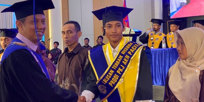Momen Direktur AKN Pacitan Menyalami Wisudawan Tahun 2026 Direktur AKN Pacitan Prof. Joko Triyono menyalami wisudawan saat prosesi Wisuda XI Program D-2 di Auditorium Gedung B Kampus AKN Pacitan.