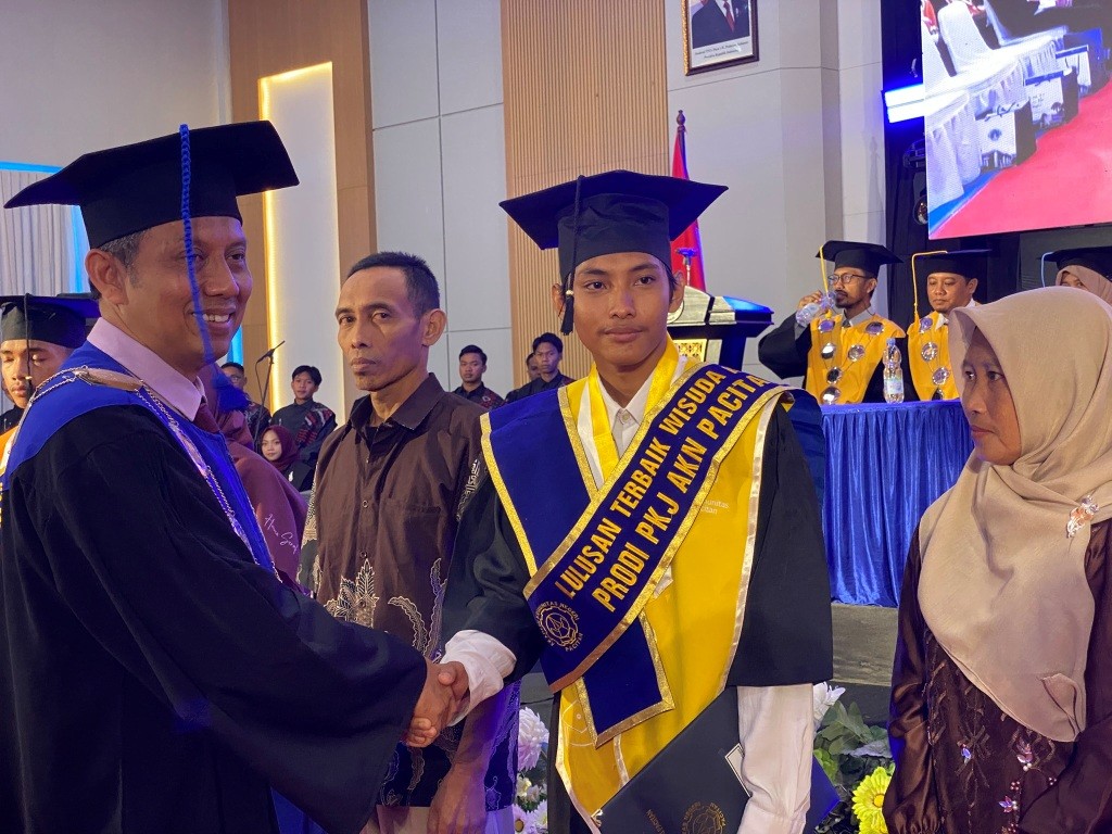 Direktur AKN Pacitan Prof. Joko Triyono menyalami wisudawan saat prosesi Wisuda XI Program D-2 di Auditorium Gedung B Kampus AKN Pacitan.