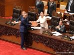 Menteri Keuangan Suahasil Nazara menyerahkan dokumen Undang-Undang APBN 2027 kepada Ketua DPR RI dalam Rapat Paripurna di Gedung Parlemen Jakarta.
