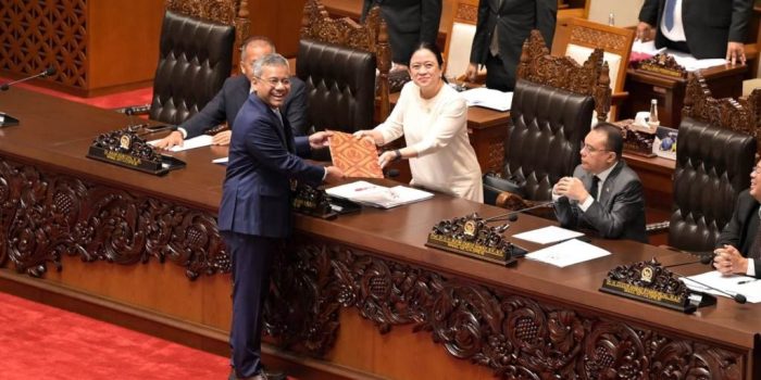 Menteri Keuangan Suahasil Nazara menyerahkan dokumen Undang-Undang APBN 2027 kepada Ketua DPR RI dalam Rapat Paripurna di Gedung Parlemen Jakarta.