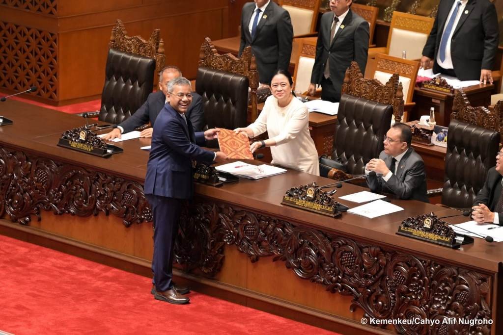 Menteri Keuangan Suahasil Nazara menyerahkan dokumen Undang-Undang APBN 2027 kepada Ketua DPR RI dalam Rapat Paripurna di Gedung Parlemen Jakarta.