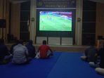 Suasana meriah warga dan suporter saat nobar Timnas Indonesia vs Singapura di Graha Bhayangkara Polres Pacitan.