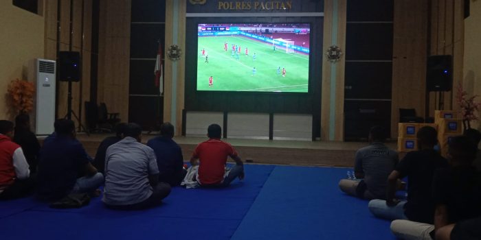Suasana meriah warga dan suporter saat nobar Timnas Indonesia vs Singapura di Graha Bhayangkara Polres Pacitan.