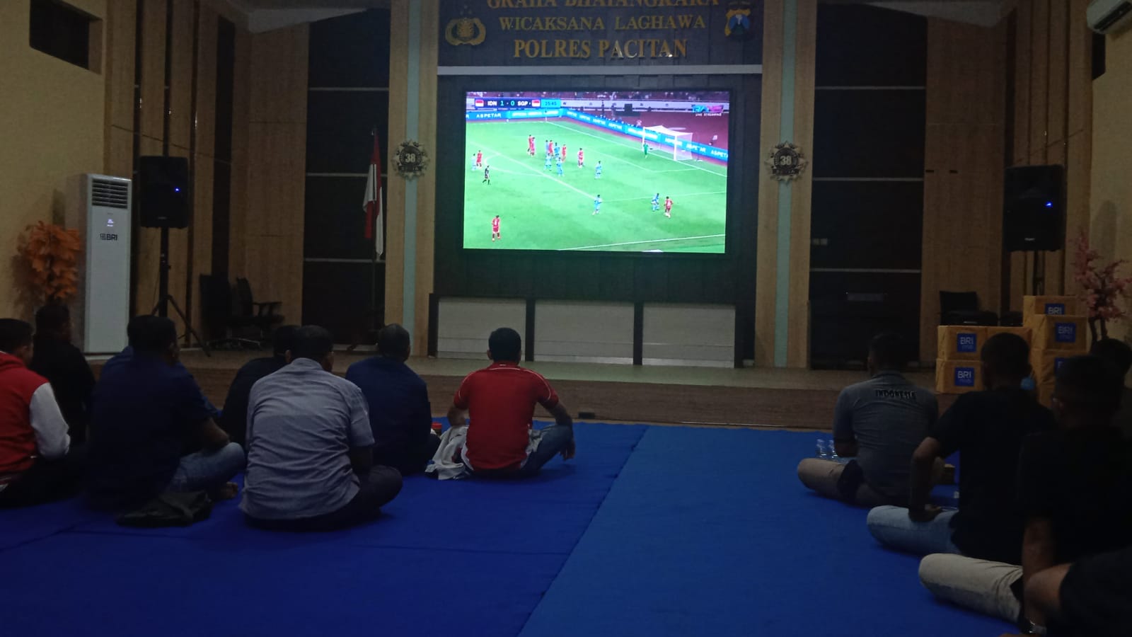 Nobar Timnas Indonesia di Polres Pacitan Suasana meriah warga dan suporter saat nobar Timnas Indonesia vs Singapura di Graha Bhayangkara Polres Pacitan.