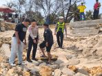 Olah TKP Kecelakaan ATV Wisatawan di Pantai Klayar Pacitan Polisi dari Unit Gakkum Satlantas Polres Pacitan sedang melakukan olah TKP kecelakaan tunggal ATV di area bebatuan Pantai Klayar.