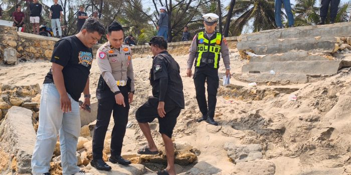 Polisi dari Unit Gakkum Satlantas Polres Pacitan sedang melakukan olah TKP kecelakaan tunggal ATV di area bebatuan Pantai Klayar.
