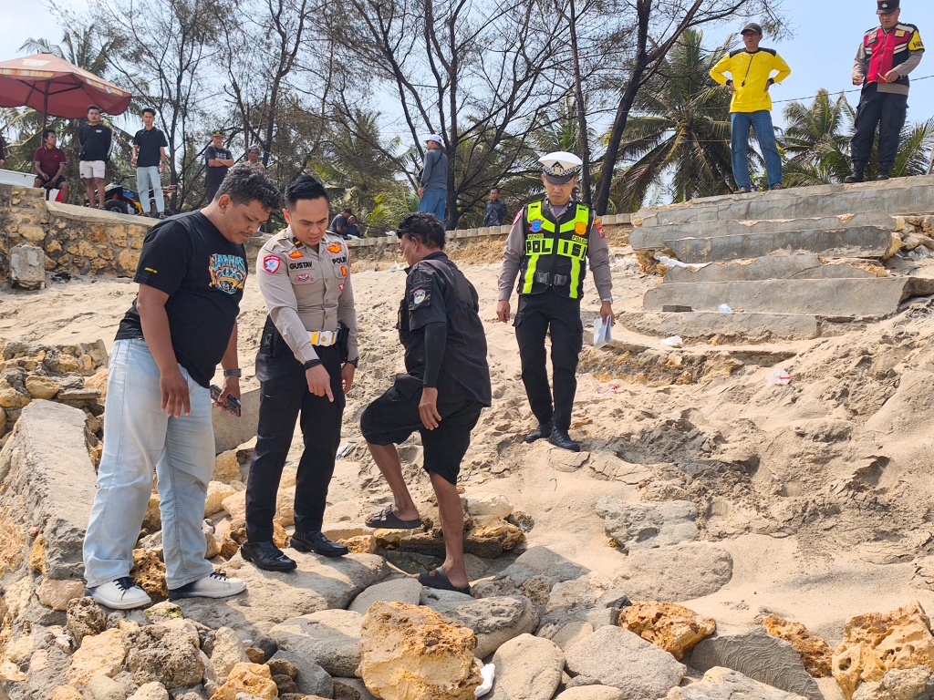 Olah TKP Kecelakaan ATV Wisatawan di Pantai Klayar Pacitan Polisi dari Unit Gakkum Satlantas Polres Pacitan sedang melakukan olah TKP kecelakaan tunggal ATV di area bebatuan Pantai Klayar.